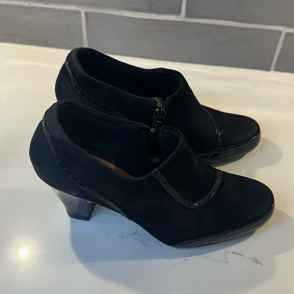 Clarks Artisan Black Suede and Patent Leather Heeled Shoes Classic Size 8 - Picture 2 of 14
